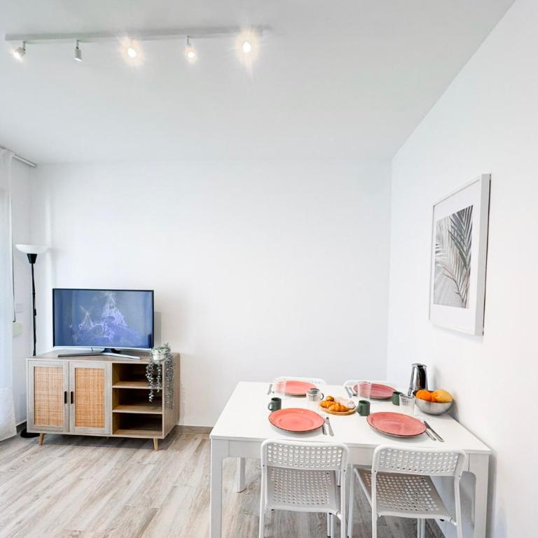 NUEVO, a 60 metros de la playa y con vistas laterales al mar - Two-Bedroom Apartment - 2