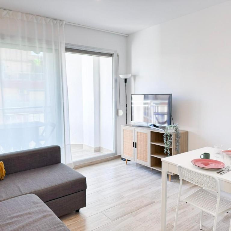 NUEVO, a 60 metros de la playa y con vistas laterales al mar - Two-Bedroom Apartment - 3