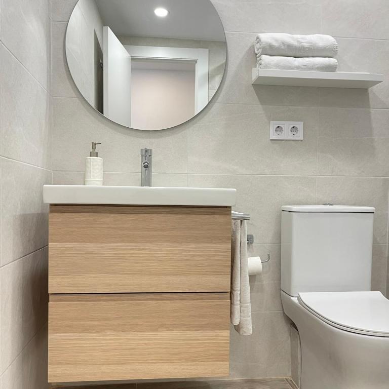 NUEVO, a 60 metros de la playa y con vistas laterales al mar - Two-Bedroom Apartment - 13