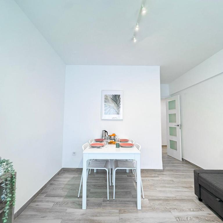 NUEVO, a 60 metros de la playa y con vistas laterales al mar - Two-Bedroom Apartment - 9