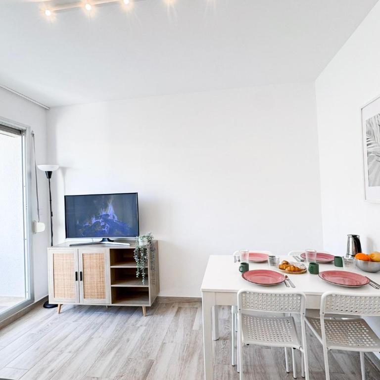 NUEVO, a 60 metros de la playa y con vistas laterales al mar - Two-Bedroom Apartment - 4