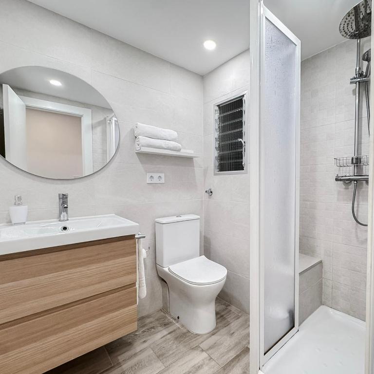 NUEVO, a 60 metros de la playa y con vistas laterales al mar - Two-Bedroom Apartment - 11