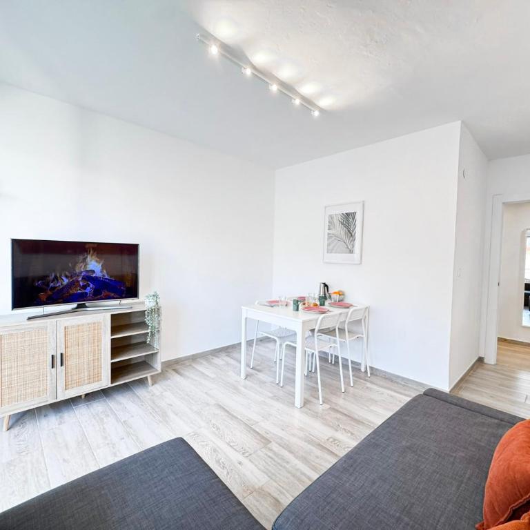 NUEVO, a 60 metros de la playa y con vistas laterales al mar - Two-Bedroom Apartment - 7