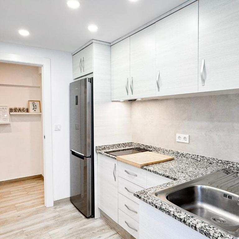 NUEVO, a 60 metros de la playa y con vistas laterales al mar - Two-Bedroom Apartment - 23