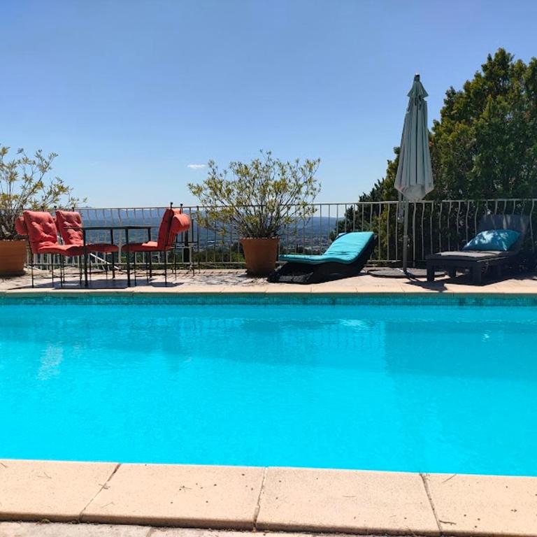 T2 de la Bastide Rouge vue exceptionnelle (180°) sur Aix domaine privé T2 indépendant de 37 m2 avec terrasse exposée plein sud Piscine 10 X 5 - Villa - 7