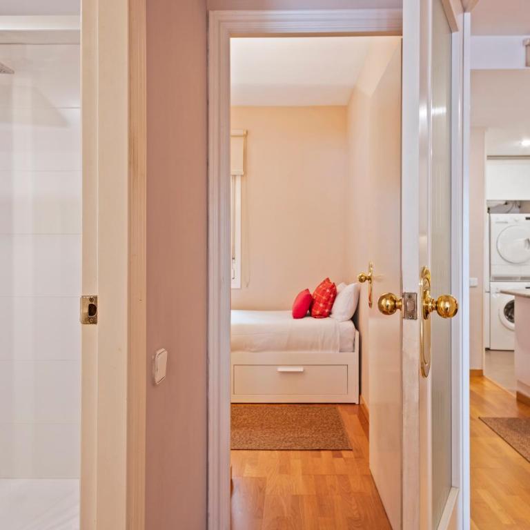 Click&Flat Charming Riera - Two-Bedroom Apartment with Balcony - 6