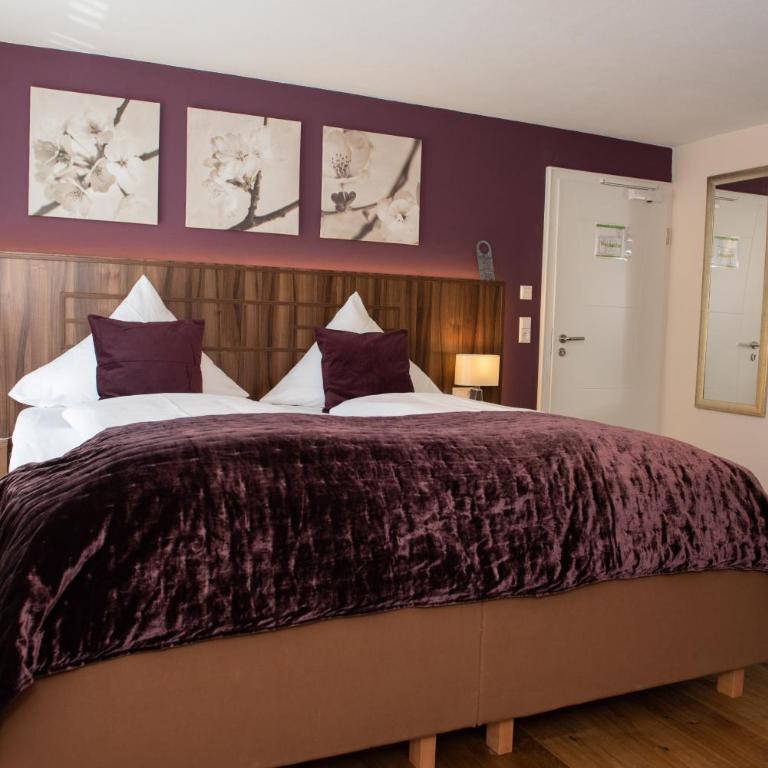 ZUM SCHLOSS - Boutique-Hotel - Doppelzimmer mit Balkon - 3