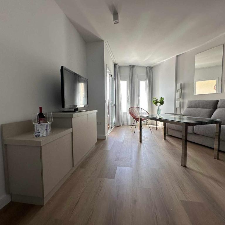 Luxury frontal al mar, Benalbeach - One-Bedroom Apartment - 2