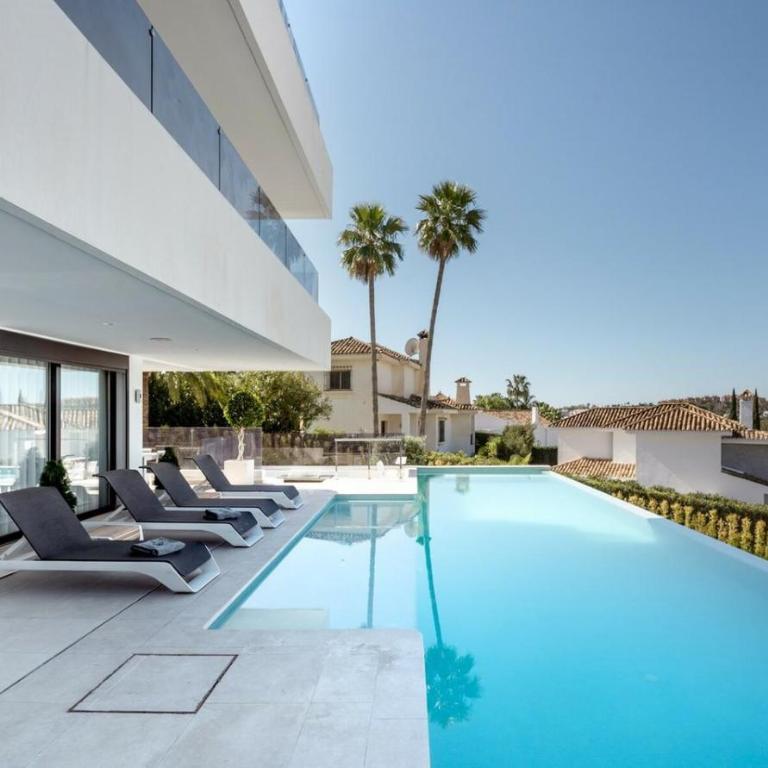 Luxury Villa with Breathtaking Views in Marbella By Lodgerstrip - Villa - 1