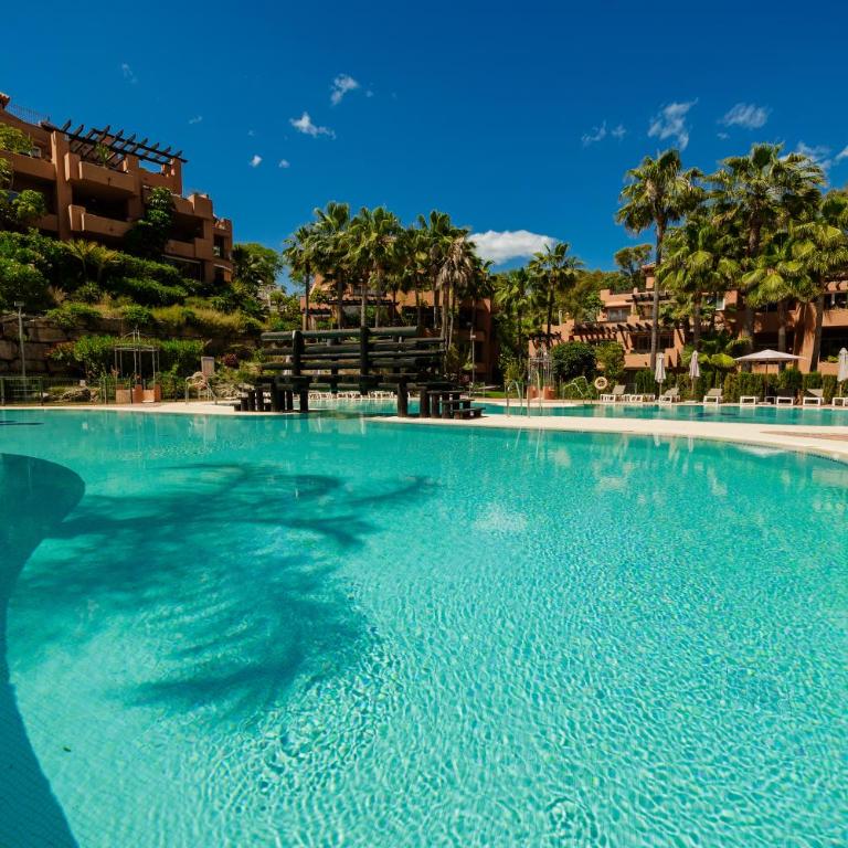 Apartment with large terrace, swimming pool and green areas, next to Puerto Banús - Apartamento de 2 dormitorios - 28