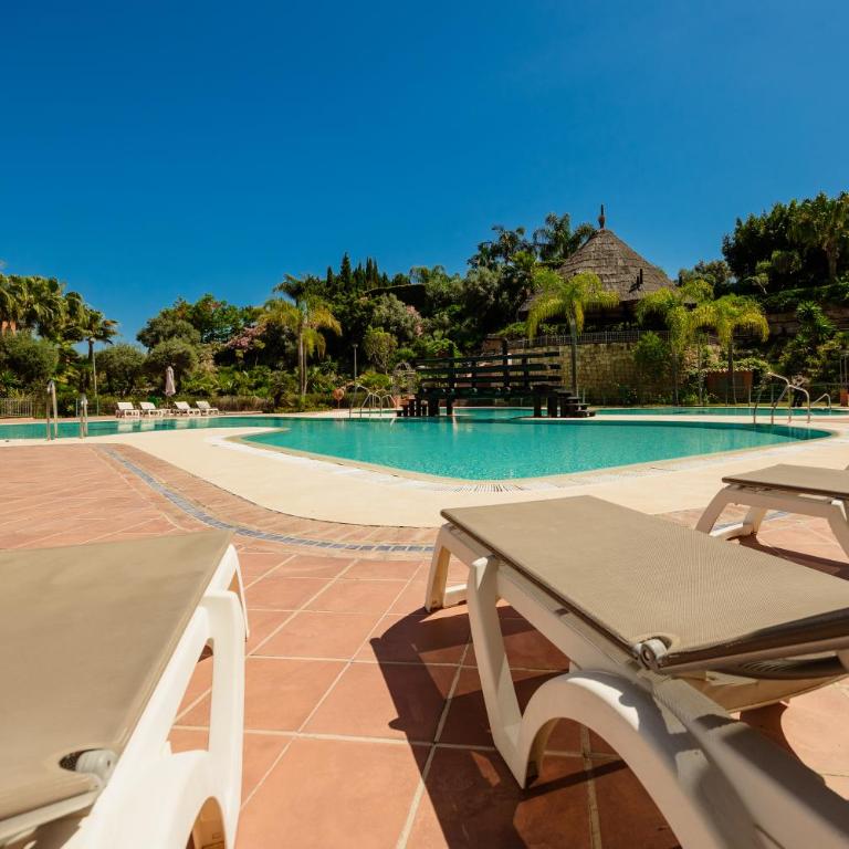 Apartment with large terrace, swimming pool and green areas, next to Puerto Banús - Apartamento de 2 dormitorios - 29