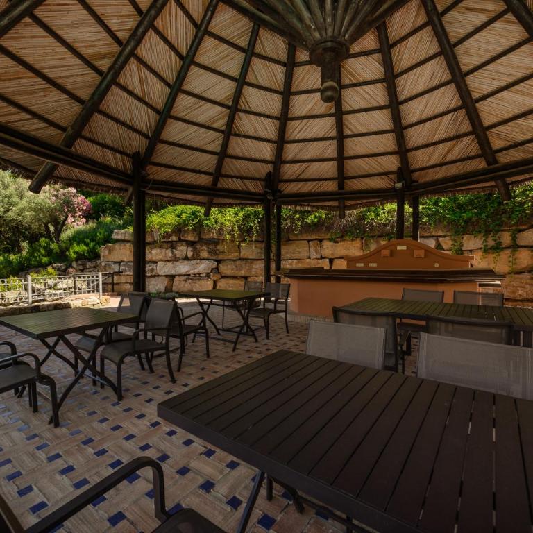 Apartment with large terrace, swimming pool and green areas, next to Puerto Banús - Apartamento de 2 dormitorios - 30
