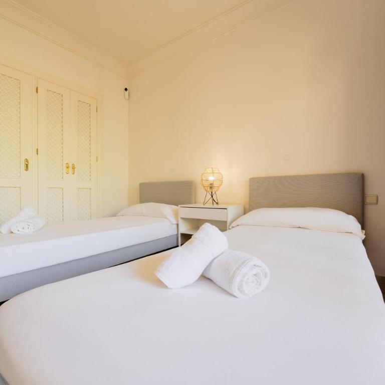 Apartment with large terrace, swimming pool and green areas, next to Puerto Banús - Apartamento de 2 dormitorios - 24