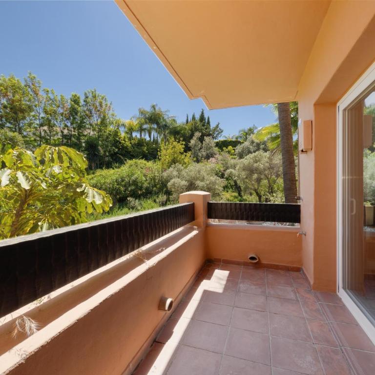 Apartment with large terrace, swimming pool and green areas, next to Puerto Banús - Apartamento de 2 dormitorios - 23