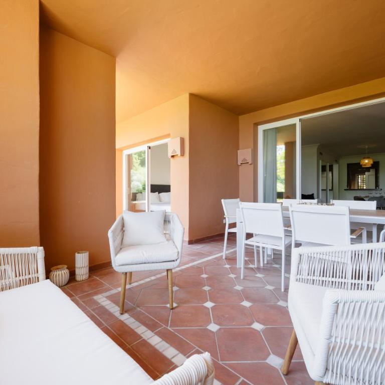 Apartment with large terrace, swimming pool and green areas, next to Puerto Banús - Apartamento de 2 dormitorios - 2