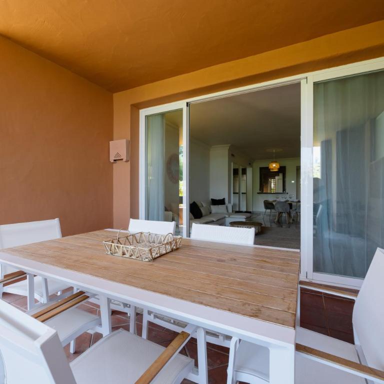 Apartment with large terrace, swimming pool and green areas, next to Puerto Banús - Apartamento de 2 dormitorios - 3