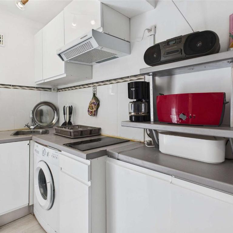 Maison climatisée rénovée 2 pièces, 2 cabines avec terrasses à 500m de la plage, parking inclus - Haus mit 1 Schlafzimmer - 12