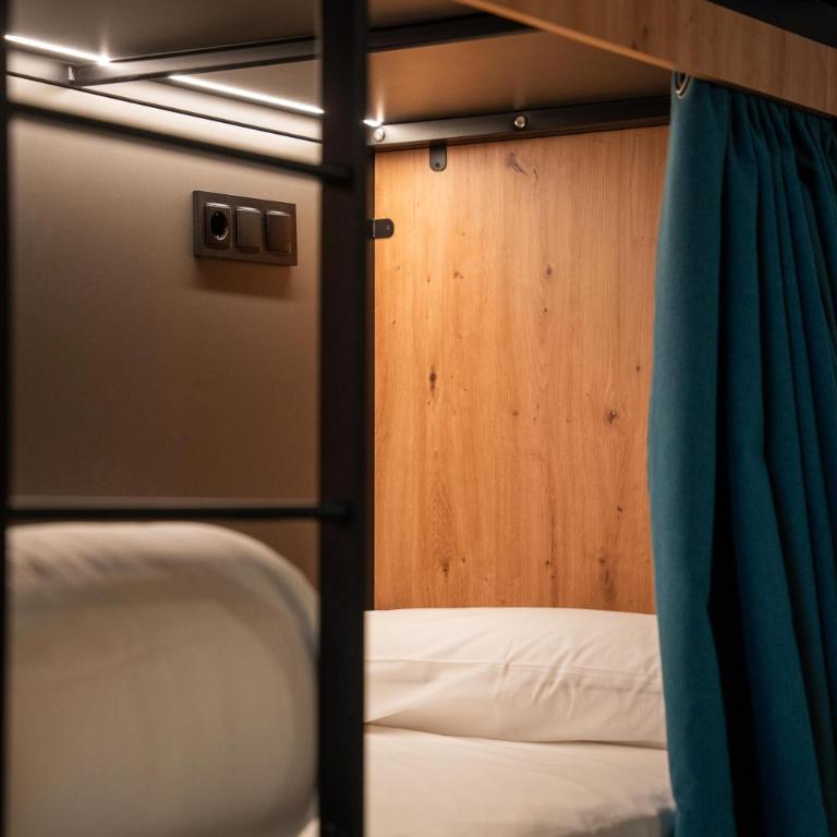 The Central House Granada Elvira - Bed in 10-Bed Mixed Dormitory Room - 2