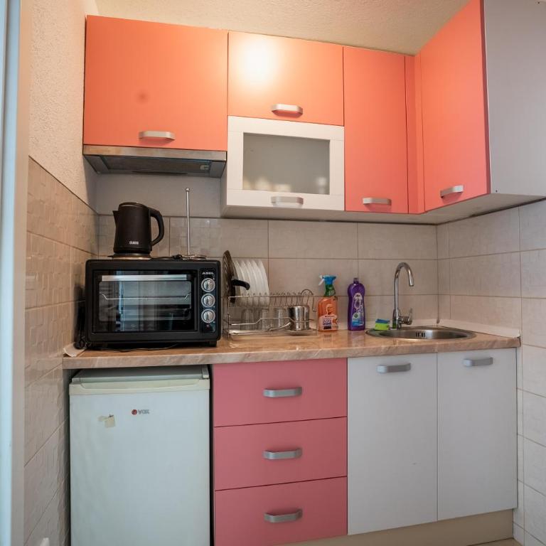Suburban Escape 1 - One-Bedroom Apartment - 4