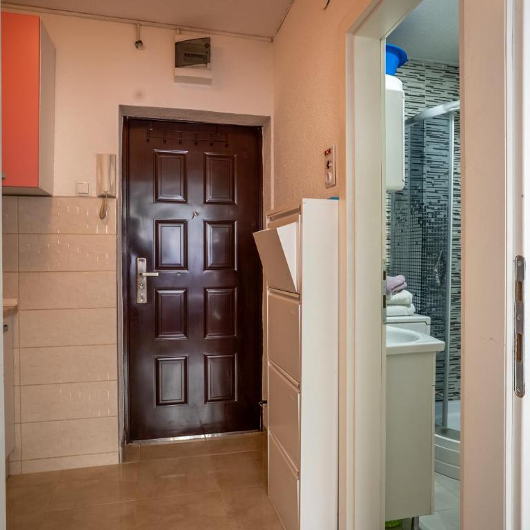 Suburban Escape 1 - One-Bedroom Apartment - 26