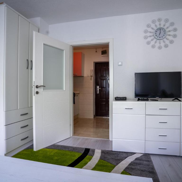 Suburban Escape 1 - One-Bedroom Apartment - 5