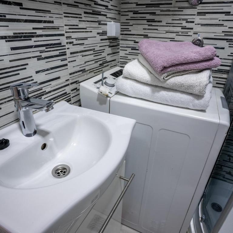 Suburban Escape 1 - One-Bedroom Apartment - 28