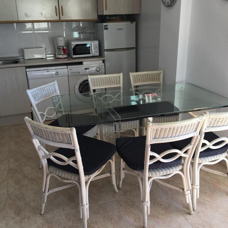 Evasion au soleil - Three-Bedroom Apartment with Sea View - 8
