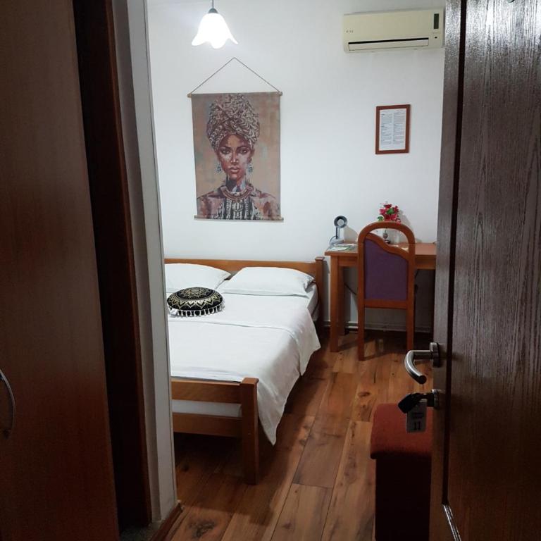 Pansion Centar - Dvokrevetna Soba sa Bračnim Krevetom - 1