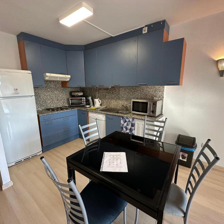 Bonito piso en Roses con piscina y parking AV-66 - Two-Bedroom Apartment - 3