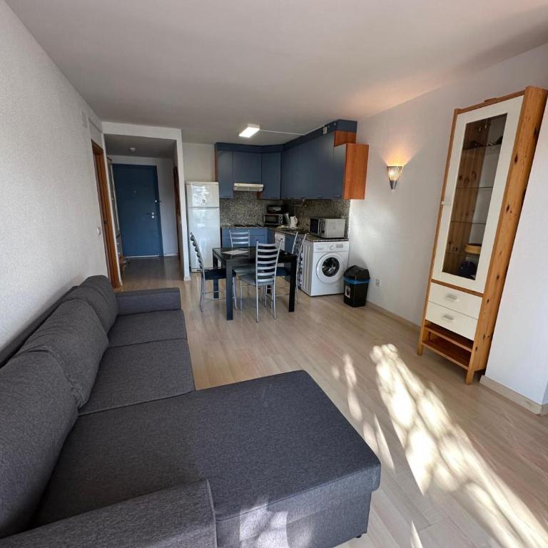 Bonito piso en Roses con piscina y parking AV-66 - Two-Bedroom Apartment - 4