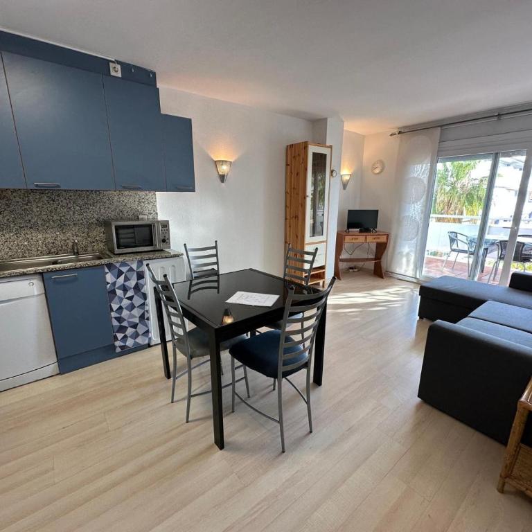Bonito piso en Roses con piscina y parking AV-66 - Two-Bedroom Apartment - 6