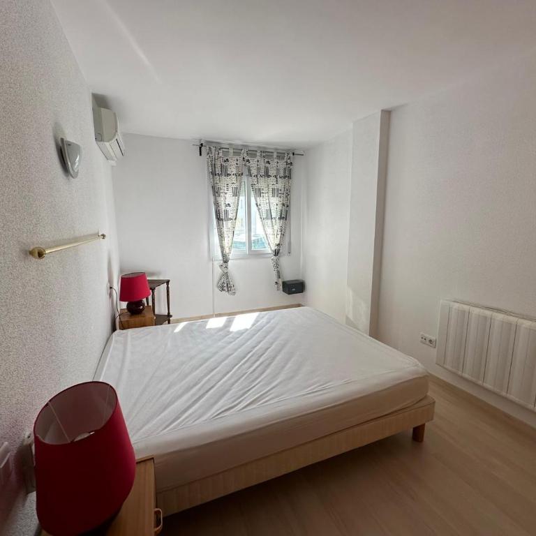 Bonito piso en Roses con piscina y parking AV-66 - Two-Bedroom Apartment - 11