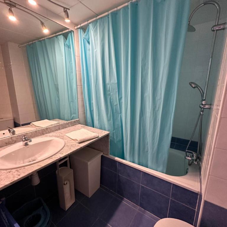 Bonito piso en Roses con piscina y parking AV-66 - Two-Bedroom Apartment - 12