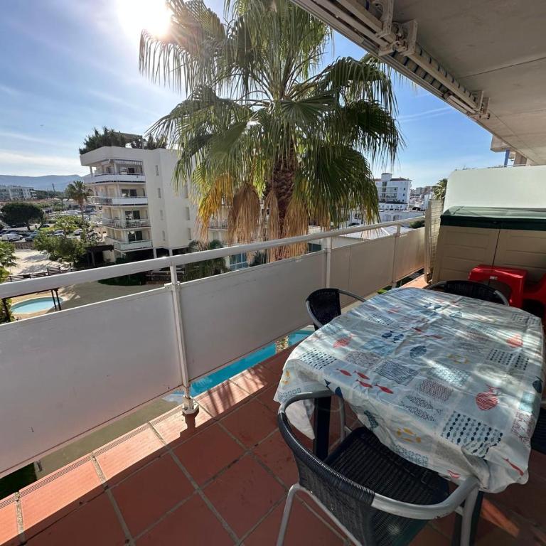 Bonito piso en Roses con piscina y parking AV-66 - Two-Bedroom Apartment - 10