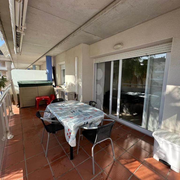 Bonito piso en Roses con piscina y parking AV-66 - Two-Bedroom Apartment - 2