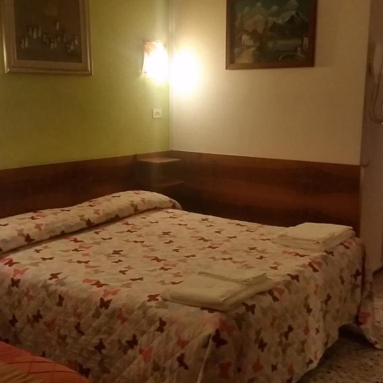 Hotel Pecci - Camera Tripla Basic - 11