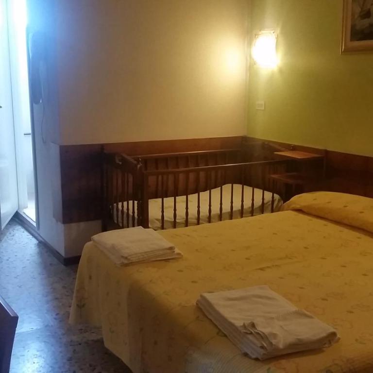 Hotel Pecci - Camera Tripla Basic - 12