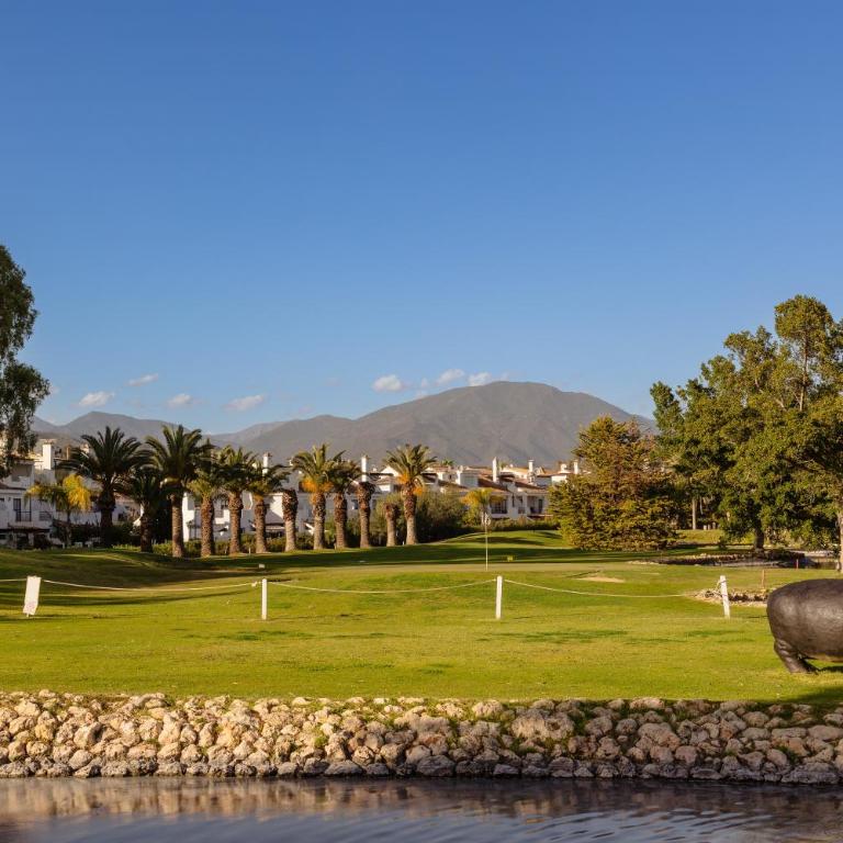 Apartment with large terrace, swimming pool and green areas, next to Puerto Banús - Apartamento de 2 dormitorios - 38