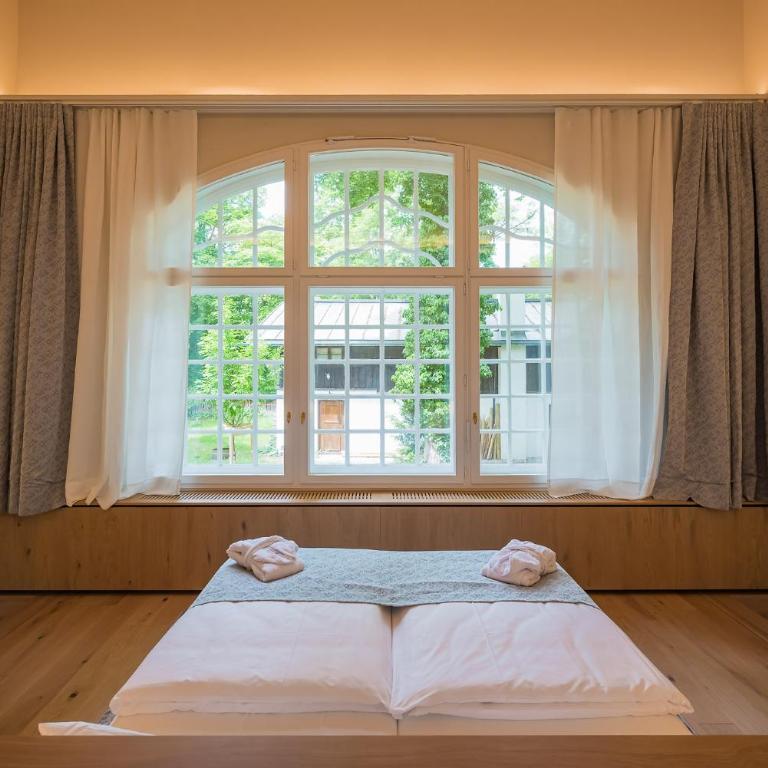 Gutshotel Menterschwaige - Heritage Boutique Hotel with Timless Elegance - Superior Suite - 8