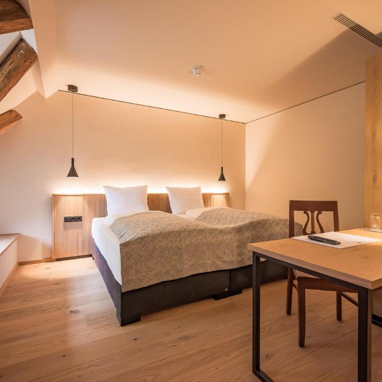 Gutshotel Menterschwaige - Heritage Boutique Hotel with Timless Elegance - Superior Doppelzimmer - 1