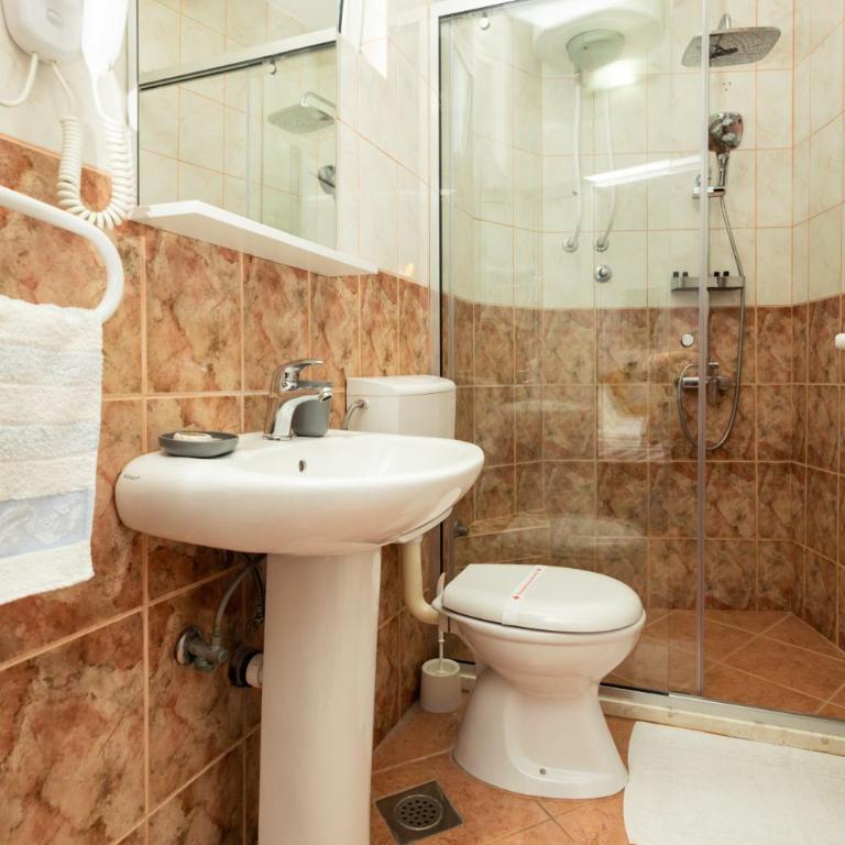Guest House Pasha - Superior Dvokrevetna soba s Bračnim Krevetom, Balkonom i Pogledom na Vrt - 20
