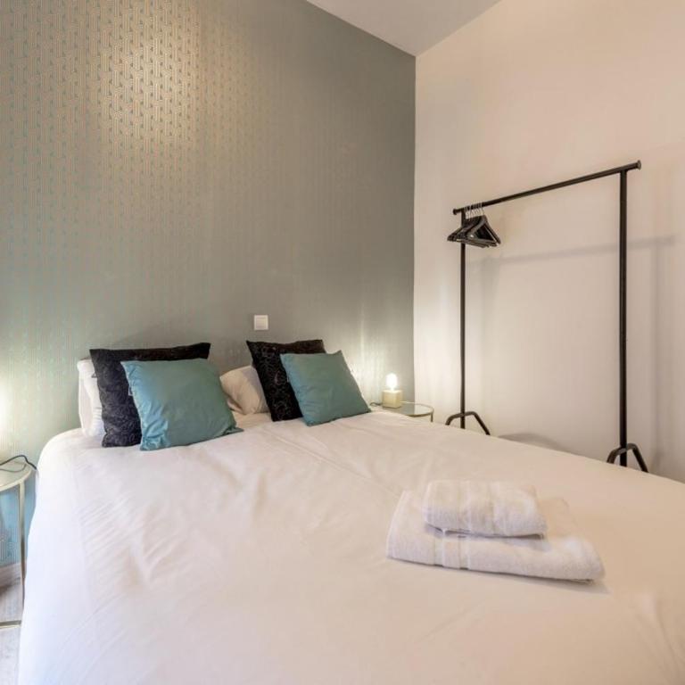Stylish and Refurbished - 3B 1BT - Lavapies - Three-Bedroom Apartment - 14