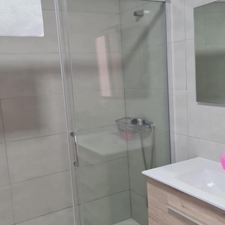 Alojamiento San Martín - Habitación Triple Básica con baño compartido - 1