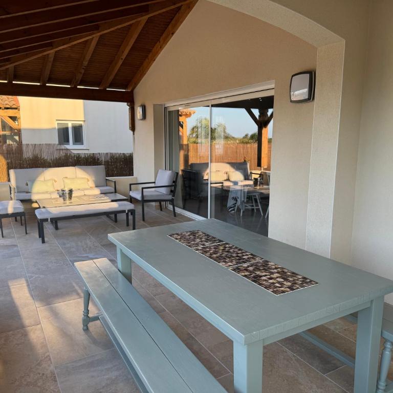 Villa Moana Lagune 4 chambres, 4 salles de bain, piscine privative chauffée à 30 degrés toute l année, balnéo, terrain de pétanque privé, ping-pong - Villa - 4