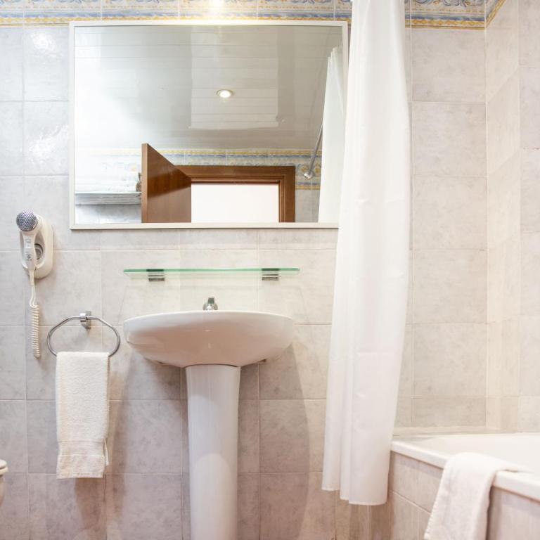 RVHotels Mar de Tossa - Habitación Triple con balcón - 5