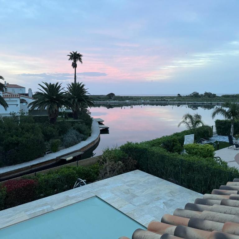 Villa Moana Lagune 4 chambres, 4 salles de bain, piscine privative chauffée à 30 degrés toute l année, balnéo, terrain de pétanque privé, ping-pong - Villa - 31