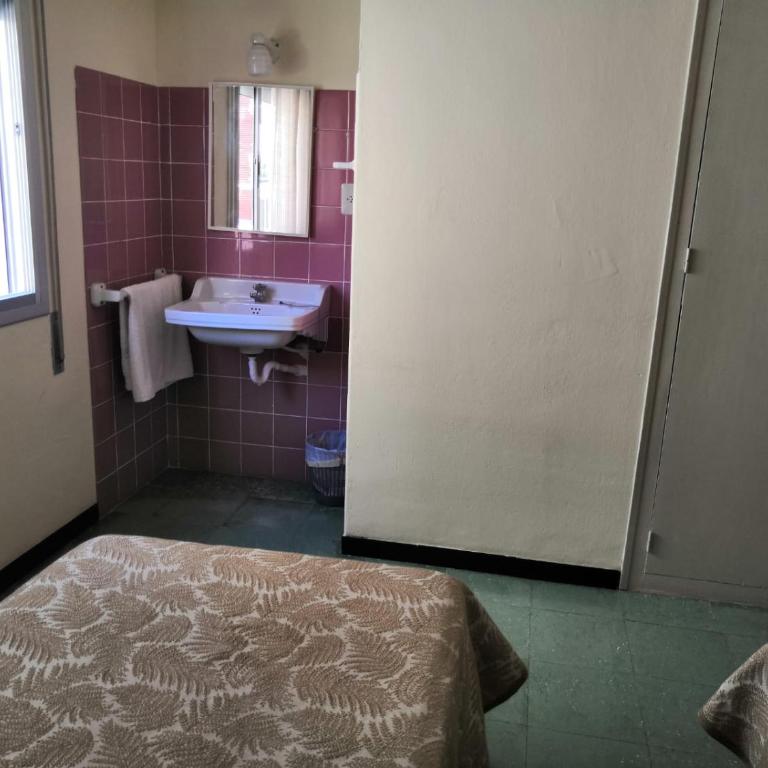 Hostal Torre Mar - Habitación Doble con baño compartido - 2 camas - 11