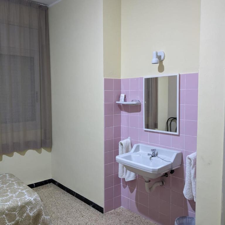 Hostal Torre Mar - Habitación Doble con baño compartido - 2 camas - 12