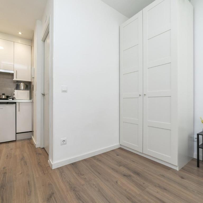 Classy III - Ferga Suites - Deluxe King Studio - 7