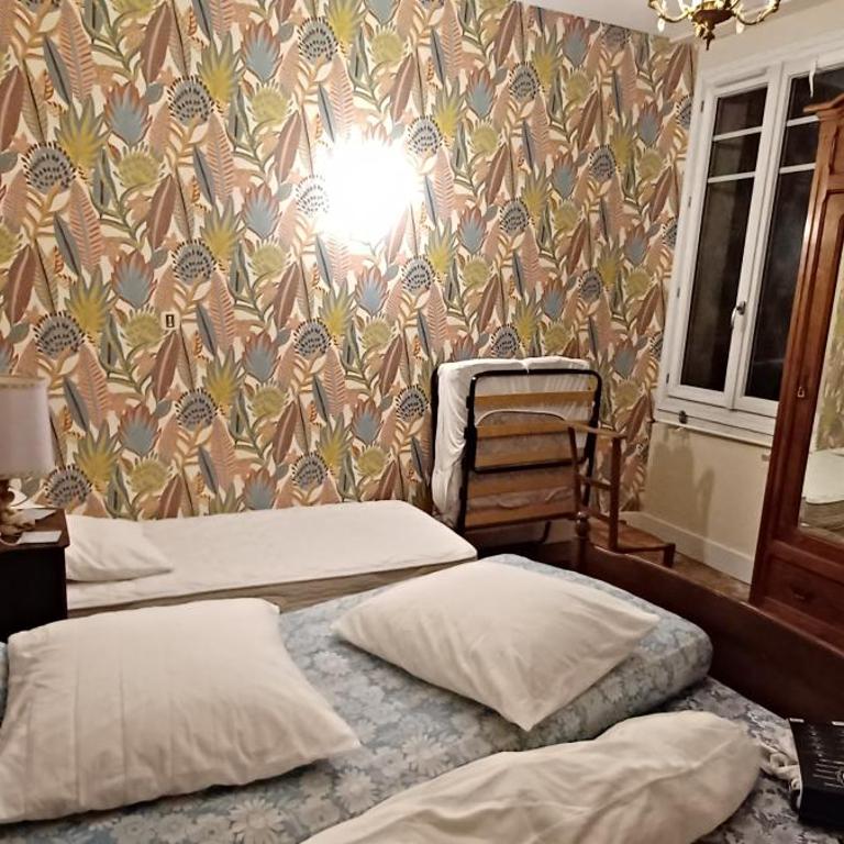 Chez Virginie - chambre du Bourg - Chambre Quadruple avec Salle de Bains Privative - 13